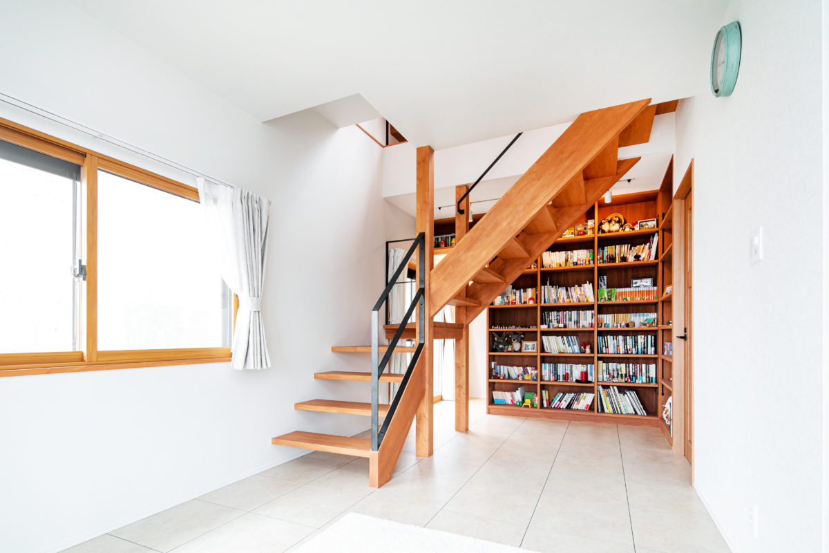 リノベーション後の階段と本棚
