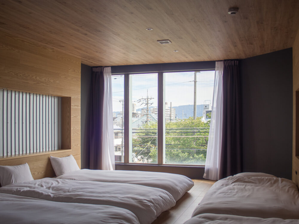 町と工場の繋がりを感じれる客室-SEKAI HOTEL Fuse-
