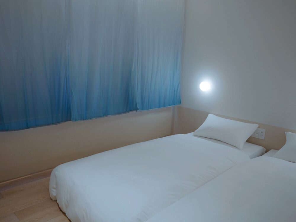 やわらかな青のカーテンが揺れる、ミニマムなホテルデザイン-SEKAI HOTEL Takaoka-