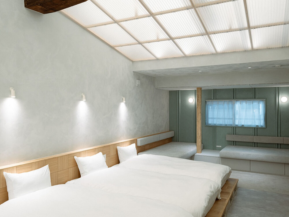 布施の商店街を望む、まちの特等席。光あふれるメゾネットステイ -SEKAI HOTEL Osaka Fuse-【東大阪】
