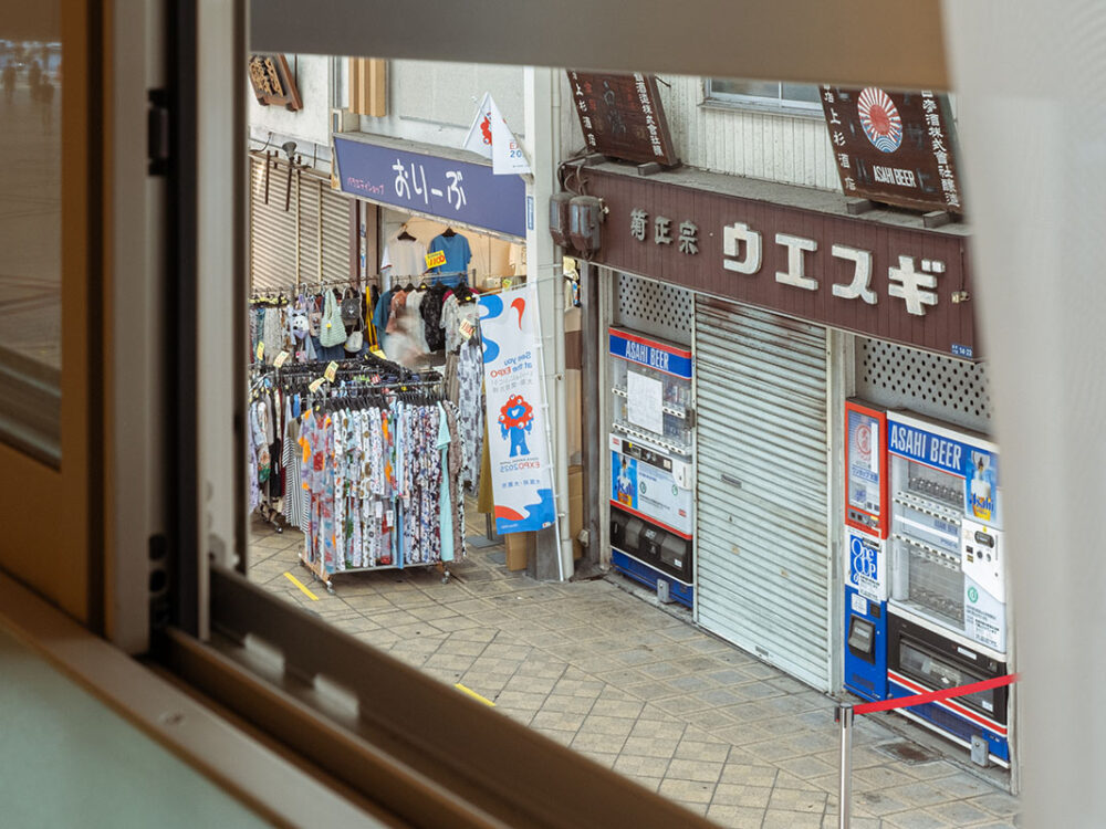 布施の商店街を望む、まちの特等席。光あふれるメゾネットステイ -SEKAI HOTEL Osaka Fuse-【東大阪】