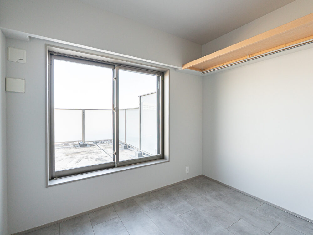 <94.43㎡>光と木目が描くゆとり。モノトーンで整える大人の住まい【大阪市阿倍野区】