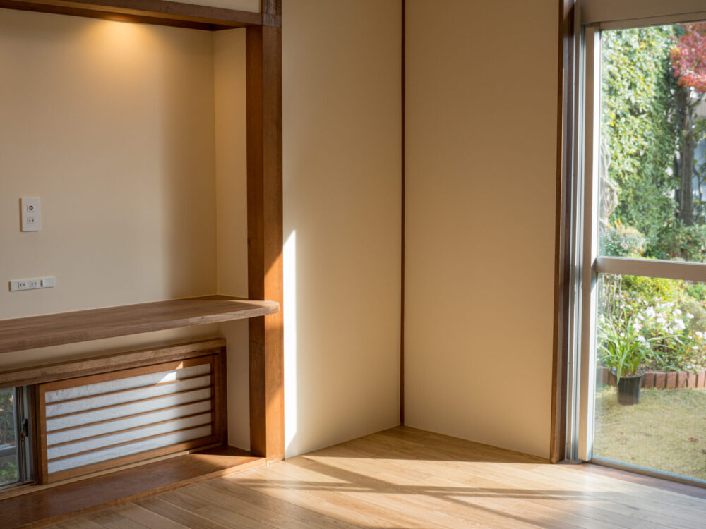 柱と本棚を受け継いだ、三人家族のやさしい和モダン洋室。【堺市南区】