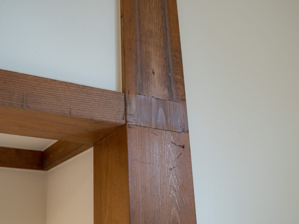 柱と本棚を受け継いだ、三人家族のやさしい和モダン洋室。【堺市南区】