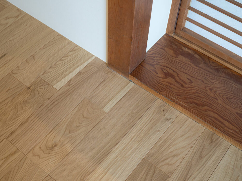 柱と本棚を受け継いだ、三人家族のやさしい和モダン洋室。【堺市南区】