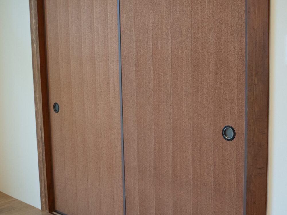 柱と本棚を受け継いだ、三人家族のやさしい和モダン洋室。【堺市南区】