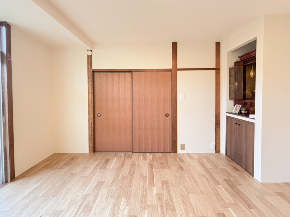 柱と本棚を受け継いだ、三人家族のやさしい和モダン洋室。【堺市南区】