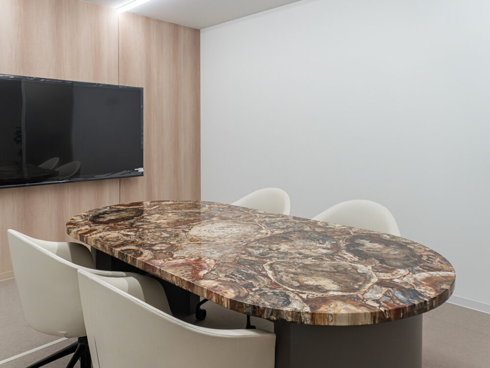 “きちんと”の中に、少しの違和感を。宿力の世界観を映したオフィス【京都府京都市】