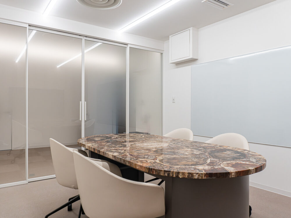 “きちんと”の中に、少しの違和感を。宿力の世界観を映したオフィス【京都府京都市】