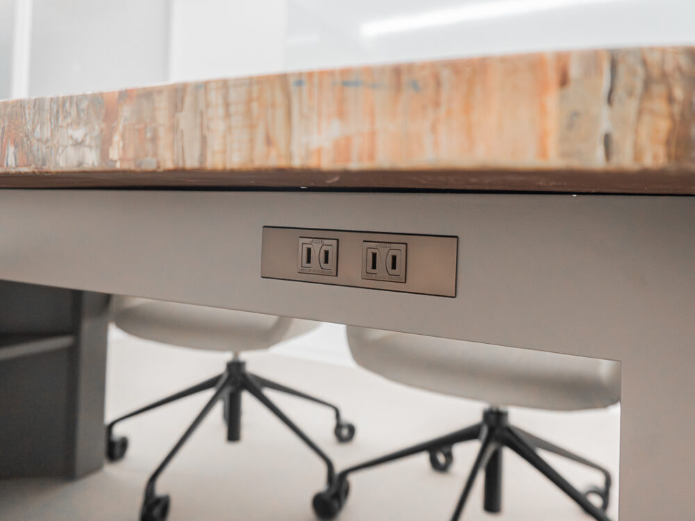 “きちんと”の中に、少しの違和感を。宿力の世界観を映したオフィス【京都府京都市】