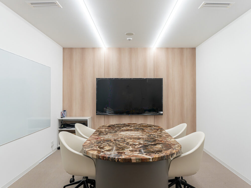 “きちんと”の中に、少しの違和感を。宿力の世界観を映したオフィス【京都府京都市】