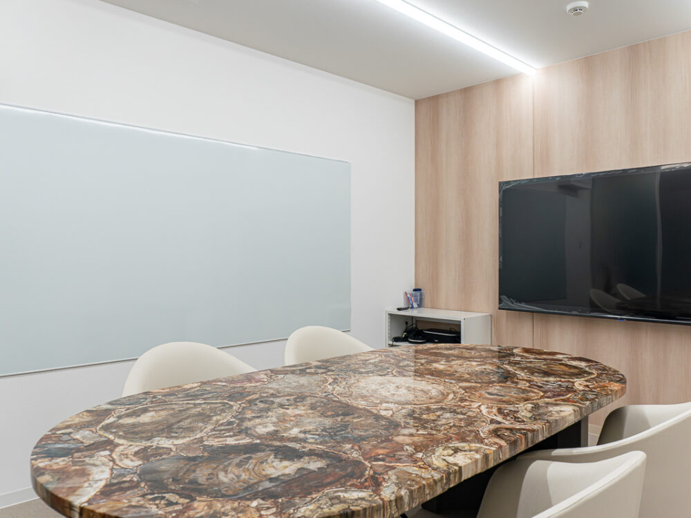 “きちんと”の中に、少しの違和感を。宿力の世界観を映したオフィス【京都府京都市】