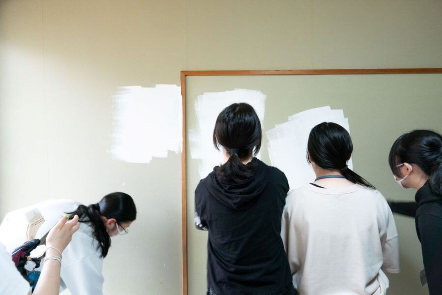 子どもたちが塗装DIYをしている