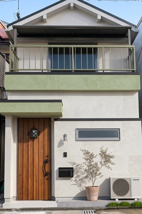 大阪市淀川区の戸建てリノベーション 外観のパース（ベージュと淡い緑の塗り分け）